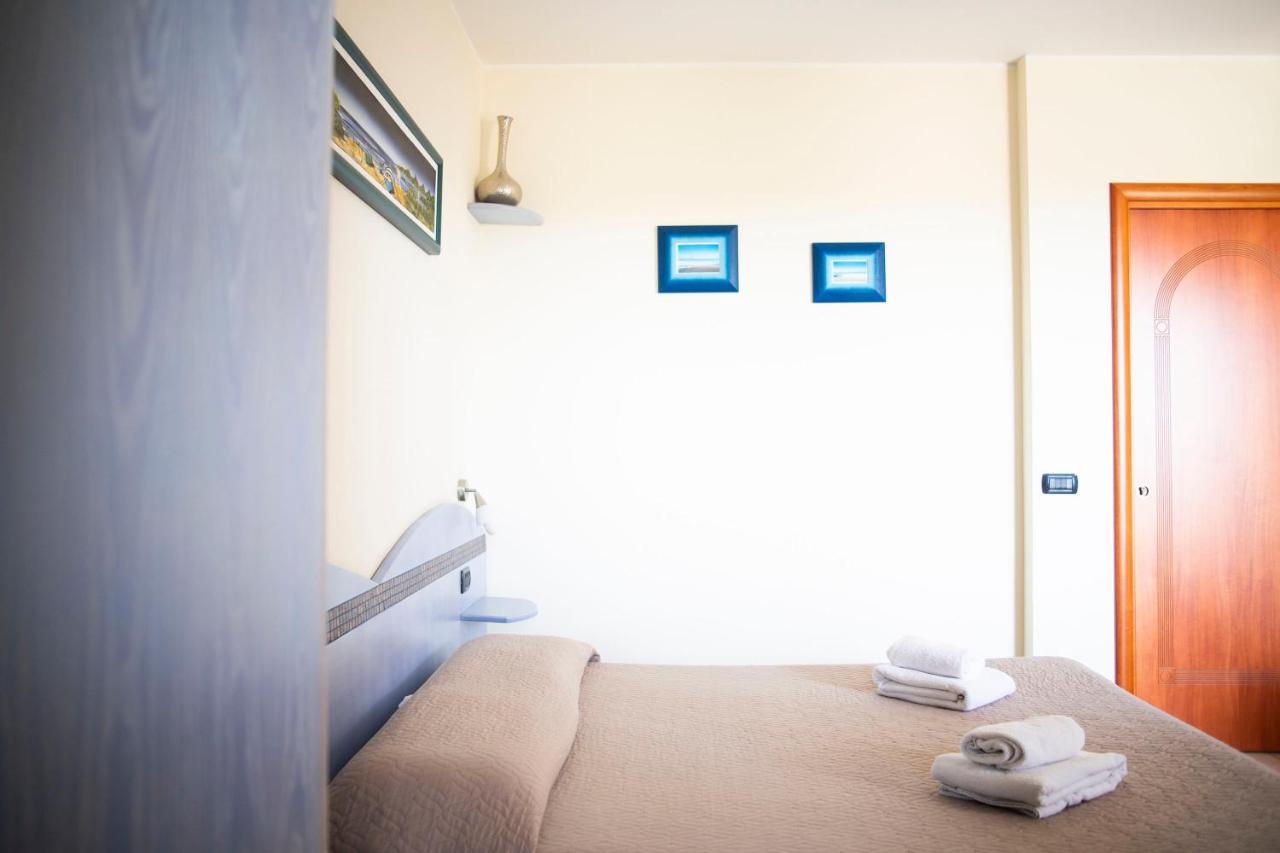 Il Fenicottero Hotell Quartu SantʼElena Exteriör bild