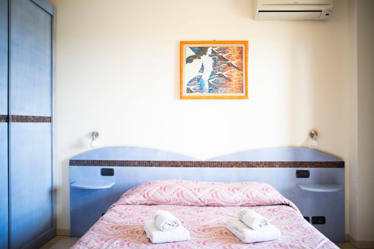 Il Fenicottero Hotell Quartu SantʼElena Exteriör bild